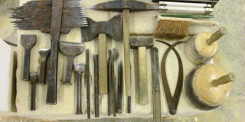 Werkzeuge, mit denen die Steinmetzen in der Dombauhütte die Werkstücke anfertigen